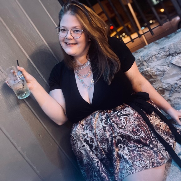 Meet your POSH BESTIE, Katie!😘 - Picture 6 of 8